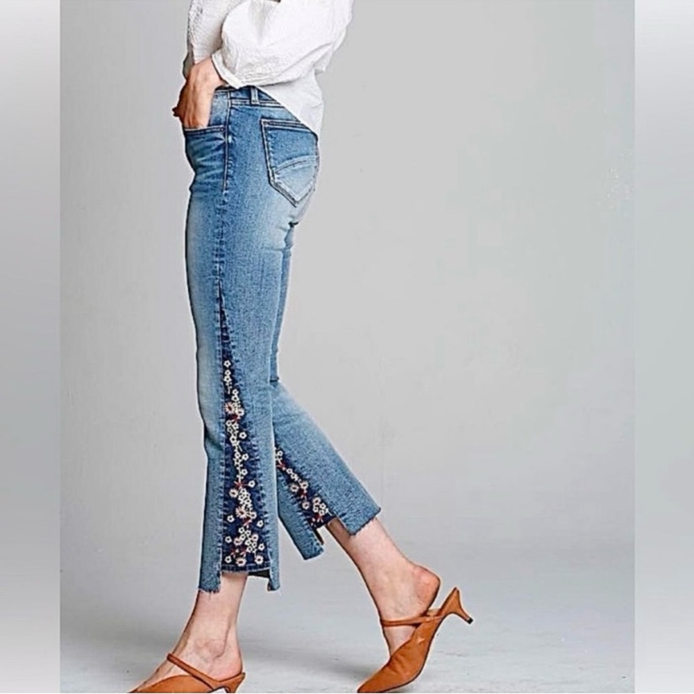 - Driftwood Indie Berry Jam Floral Embroidered Jeans
Size 28